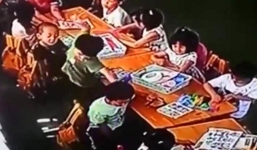 Cô giáo cho phép học sinh đánh bạn bằng roi để...giữ kỷ luật