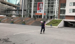 Đi thi muộn, nam sinh chạy 'thục mạng' vào phòng thi