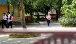 Nắng nóng khiến mồ hôi rơi lã chã nhưng bao cha mẹ vẫn đứng ngoài cổng chờ chỉ với mong muốn giản đơn: 'Mong con có động lực làm bài thi thật tốt'