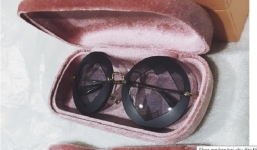 Khoe mẹ bạn trai chu đáo tặng kính hiệu, đồng hồ, nước hoa... còn đặt sẵn phòng cho đi du lịch, cô gái được chị em tấm tắc khen 'số hưởng'