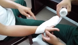 Thí sinh thi THPT QG là cảnh sát cơ động, bị thương ở tay, phải nhờ cán bộ coi thi chép bài hộ