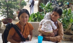 Hi hữu: Người mẹ nhí ẵm con 3 tháng tuổi đi thi THPT Quốc gia