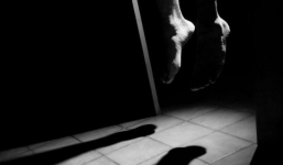 Bà mẹ 3 con chết trong tư thế treo cổ trong phòng ngủ, để lại lá thư tuyệt mệnh kèm mật khẩu điện thoại