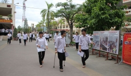 Nam sinh bị ung thư xương chống nạng tham dự kỳ thi THPT Quốc gia