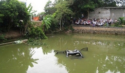 Ô tô lao xuống ao, tài xế gọi điện cho người thân 'cầu cứu' nhưng không kịp