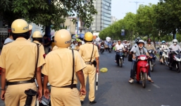 Thanh niên 19 tuổi mặc đồ CSGT đi... xin tiền người dân