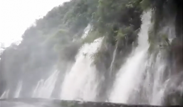 Clip: Nước lũ đổ như thác xuống đường tạo nên cảnh tượng vừa đáng sợ vừa kỳ vĩ ở Hà Giang