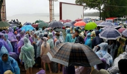 Sóng to, hơn 5.000 du khách mắc kẹt trên đảo Cô Tô