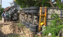 Xe container đâm sập nhà dân, 3 người đang ngủ bị thương nặng