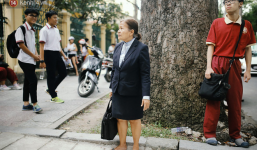 Có một cô giáo 67 tuổi 'mặc vest mang dép lê', 10 năm đứng chờ sĩ tử Sài Gòn: Không lập gia đình, cưng học sinh như con