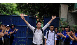 Bức hình hot nhất trên MXH về cảm xúc thí sinh rời phòng thi: Kẻ tươi như hoa, người rầu như mất sổ gạo