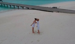 'Khoá môi' ngọt ngào ở Maldives, bạn bè nghi Cường Đô La và Đàm Thu Trang đi chụp ảnh cưới