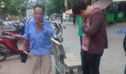 Nam thanh niên đánh bảo vệ chảy máu mặt rồi hô to 'bố tao còn tại chức' khi bị can ngăn