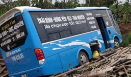 Tai nạn giao thông liên hoàn khiến 2 người tử vong, tài xế xe con mắc kẹt bên trong