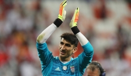 Thủ môn Iran khiến Ronaldo ôm hận từng vô gia cư và bị xem là ăn mày