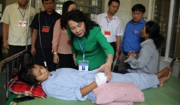 Bố trí phòng riêng, cắt cử giám thị viết bài giúp thí sinh bị rắn cắn