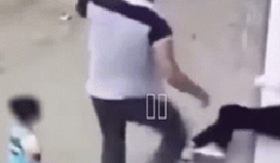 Clip: Chứng kiến cảnh bố đánh đập mẹ trên đường, cậu bé ra sức cứu mẹ gây bão cộng đồng mạng