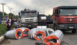 6 cuộn tôn nặng hàng chục tấn đứt xích rơi xuống đường, nhiều người thoát chết trong gang tấc