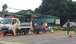 Mẹ vừa đưa con trai vào điểm thi tốt nghiệp THPT thì bị ô tô đâm tử vong