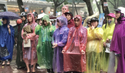 Kỳ thi THPT quốc gia khép lại trong cơn mưa lớn, phụ huynh Hà Nội vất vả chờ đón con