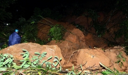 Lào Cai: Hơn 3000 khối đất đá sạt lở đổ xuống Quốc lộ 4D, giao thông tê liệt hoàn toàn