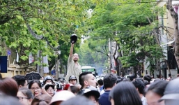 'Con ơi, bố ở đây!' - Bức ảnh ông bố vượt lên biển người để đón con sau buổi thi gây xúc động mạnh