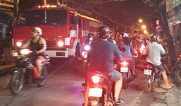 Một cảnh sát PCCC bị thương khi đang chữa cháy 2 căn nhà ở Sài Gòn