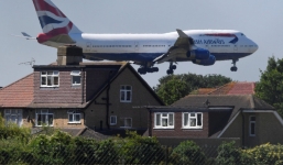 24h qua ảnh: Máy bay khổng lồ lướt sát mái nhà dân khi hạ cánh