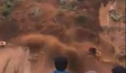 Cận cảnh vụ sạt lở kinh hoàng kéo 2 công nhân cùng máy xúc xuống vực sâu trăm mét