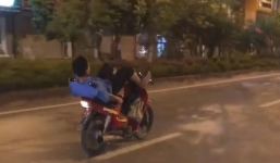 Thanh niên mặc đồ bảo vệ lái xe máy bằng chân, nằm ngửa ra yên ngẫm nghĩ sự đời