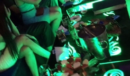 Bạn gái đòi chia tay để yêu người giàu hơn, 5 năm sau chàng trai bất ngờ gặp người cũ làm 'tay vịn' quán karaoke