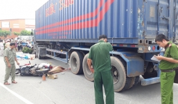 Hai vợ chồng bị xe container cán qua người, chết thương tâm giữa ngã tư