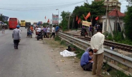 Băng qua đường sắt, mẹ bị tàu hỏa tông tử vong, con gái nguy kịch