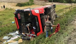 Lật xe khách trên tuyến tránh Vinh khiến 8 người thương vong