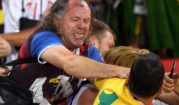 Fan Brazil túm tóc, fan Serbia vung nắm đấm dữ dội trong trận cầu sinh tử