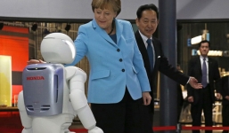 Thủ tướng Angela Merkel nói với robot: “Chúng ta rất buồn khi Đức bị loại khỏi World Cup”