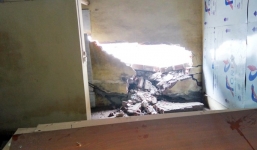 Hà Nội: Nhiều hộ dân bỏ của chạy lấy người vì nhà có nguy cơ đổ sập do chung cư xây sát vách