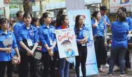 Những bóng áo xanh tình nguyện mùa thi THPT Quốc Gia 2018: Nắng mưa vẫn kề vai sát cánh cùng sĩ tử