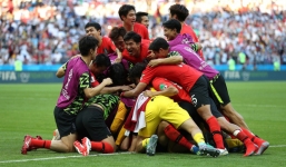 Khoảnh khắc ăn mừng bàn thắng của đội tuyển Hàn Quốc và U23 Việt Nam giống nhau đến kỳ lạ