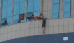 Đám đông máu lạnh cổ vũ nữ sinh bị trầm cảm nhảy lầu tự tử