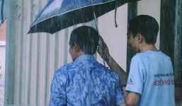 Bức ảnh lưng áo bố đẫm nước mưa vì lo che ô cho con vào phòng thi: Cả đời này, bố mẹ sẽ luôn đợi chúng ta!