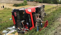 Tạm giữ tài xế vụ lật xe khách xuống ruộng khiến 2 chị em tử vong