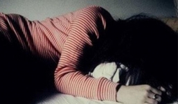 Người phụ nữ bị người quen của chồng kề dao vào cổ hiếp dâm