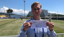 Tặng xấp vé máy bay cho cầu thủ Đức về nước, phóng viên Thụy Điển được cư dân mạng phong là 'thánh tiên tri'