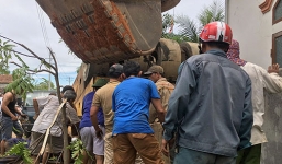 Xe lu bất ngờ bị lật úp đè chết tài xế