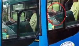 Tài xế dùng chân lái xe trên đường cao tốc: 'Ngồi lâu tê chân nên chuột rút,  đưa chân lên vô lăng để co giãn'