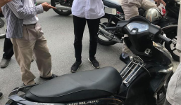 Hà Nội: Người đàn ông bỏ lại Air Blade chạy mất sau khi bị nhận ra từng ăn cắp xe đạp điện