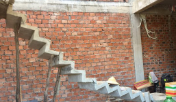 Cái cầu thang yếu đuối nhất MXH: Thoạt nhìn còn tưởng bằng giấy, nóng cũng không dám bật quạt vì sợ sập mất