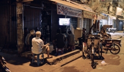 World Cup ở Sài Gòn dễ thương như cách chú Ba đem ti vi ra vỉa hè cho người lao động cùng xem