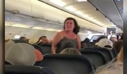 Người phụ nữ bị đuổi khỏi máy bay vì liên tục chửi thề 